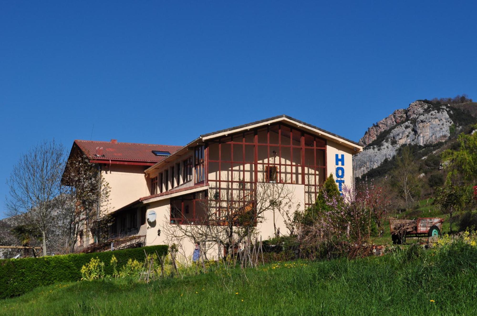 Hotel Torrecerredo Arenas De Cabrales Luaran gambar